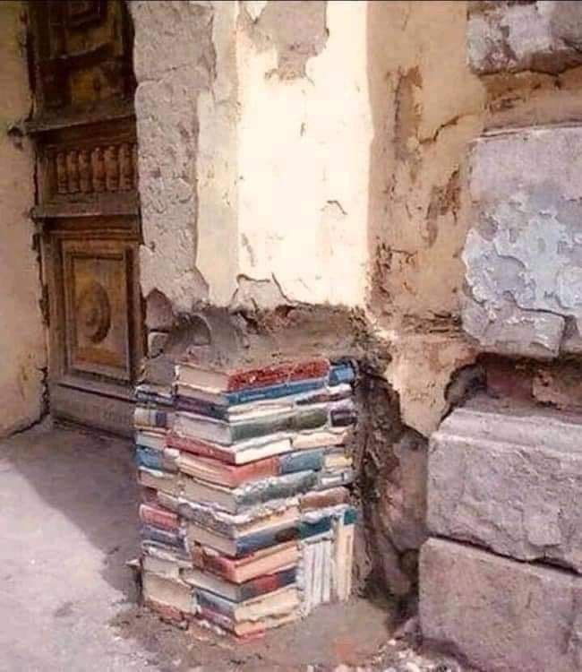 ماأصعب ان يكون أمرك بيد من …