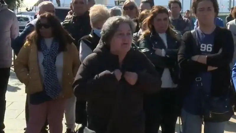 La desesperación de las familias de los marineros del pesquero que ha naufragado en el Cantábrico