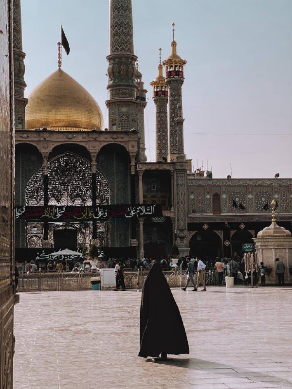 طفْلٌ و في حضنِ الأمومةِ أحْتمي
