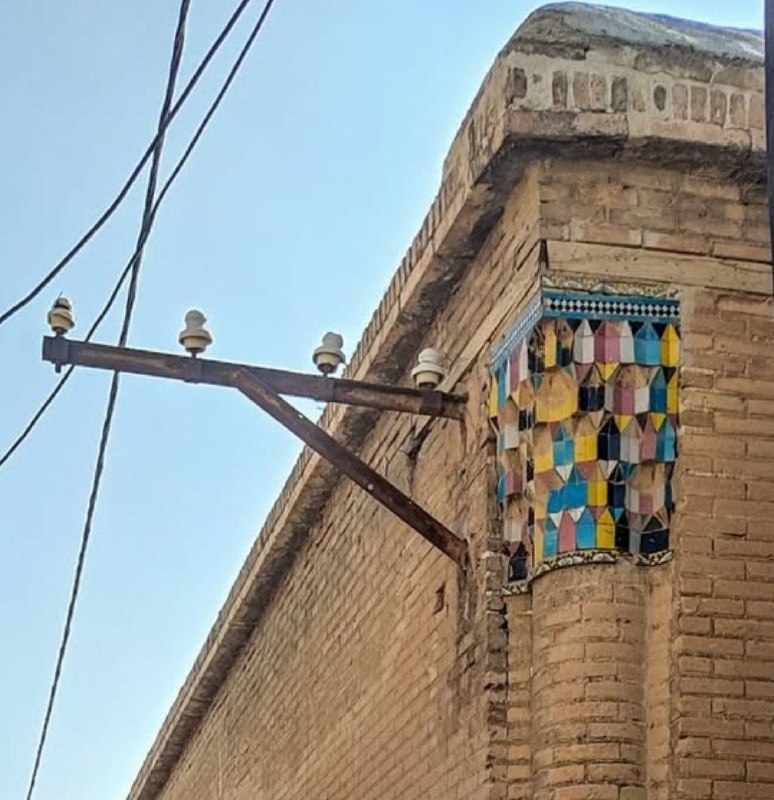 گوشه‌ی چشمِ مستِ تو گفت‌وشنود می‌کند