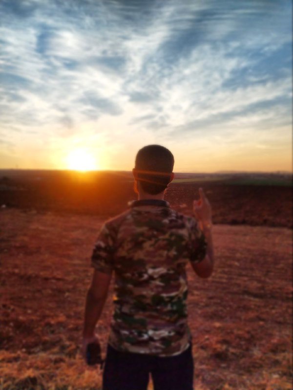 لَيسَ الجَمالُ بِأَثوابٍ تُزَيِّنُنا