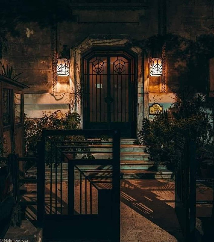 الدارُ ليست بالبناءِ جميلةٌ