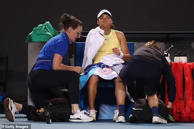 [Jucătoarei de tenis Emma Răducanu, complet vaccinată, i s-a făcut rău și a fost eliminată de la Australian Open – …