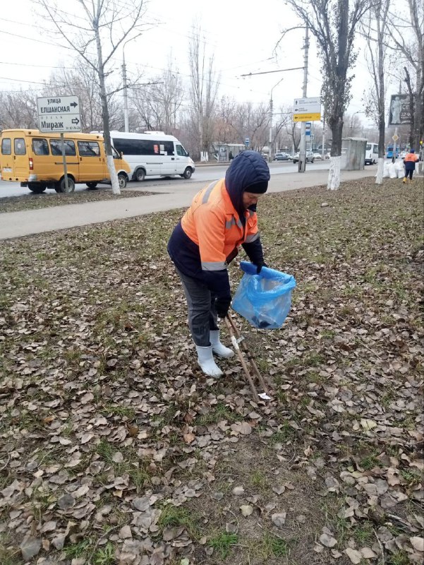 ***🧹***В Ленинском районе продолжаются работы по …