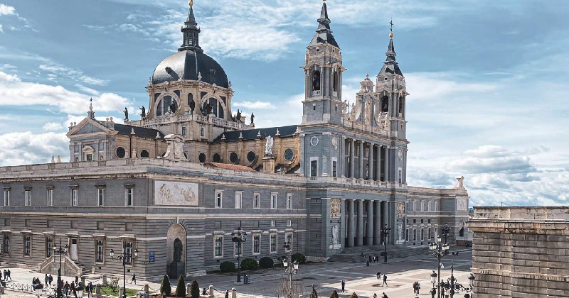 La Catedral de la Almudena en …