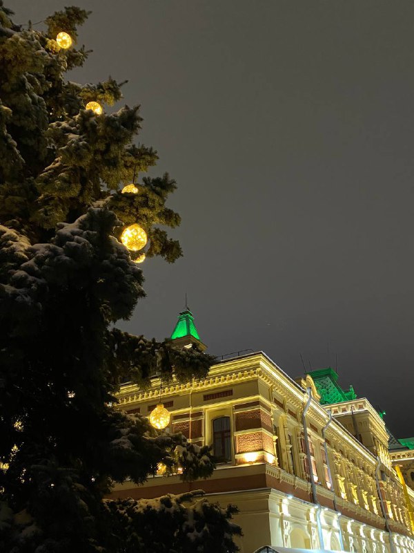 На Нижегородской ярмарке нарядили первую новогоднюю …