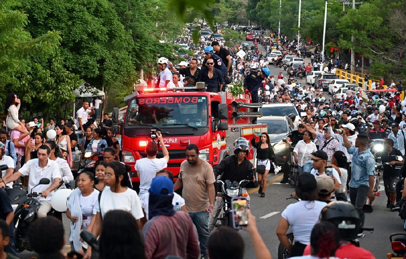 [‌](https://efe.com/cultura/2024-05-24/una-multitud-despide-en-valledupar-a-omar-geles/)[EFE Noticias (Twitter)](https://twitter.com/EFEnoticias/status/1793803319724368231)