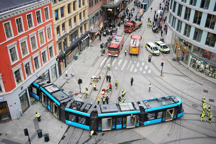 [Tram deraglia e si schianta contro …