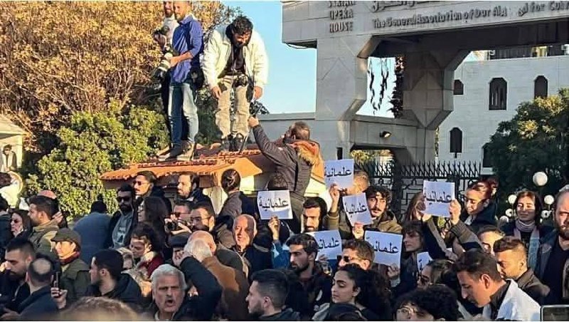 خرجت مسيرة في دمشق تطالب بدولة …
