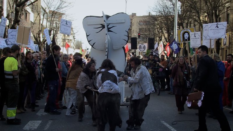 Gaur Iruñean Manifestazioa: AHTak ESKLABO EGITEN …