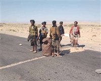 شبوة.. قبليون ينصبون نقطة مسلحة احتجاجا …