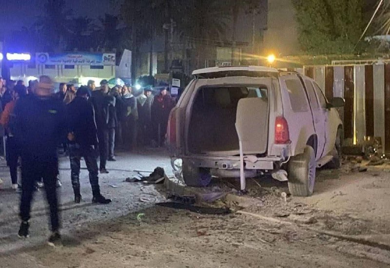 انفجار عبوة لاصقة أسفل سيارة موظف …