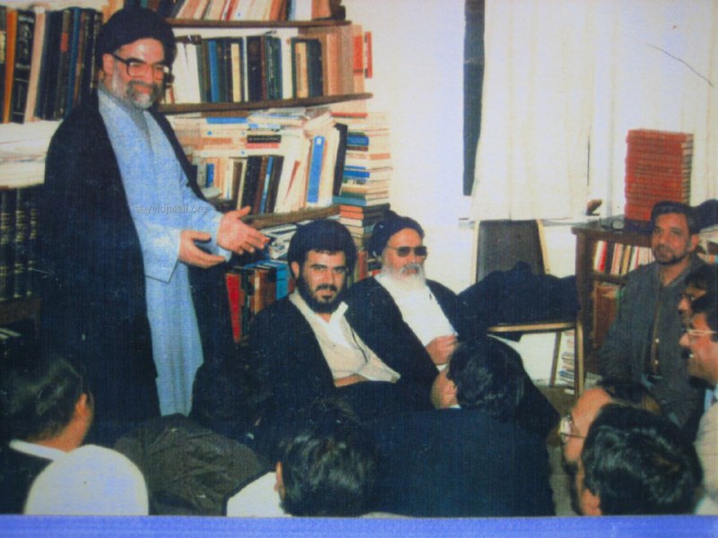مع السيد محمد تقي الخوئي ووفد …