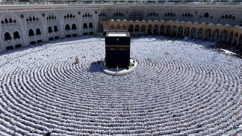 ‏مشهد مهيب للمصلين يلتفون حول الكعبة …