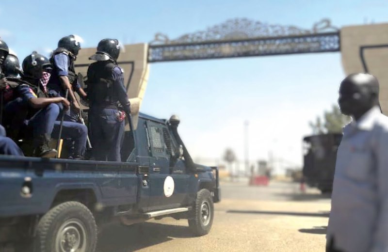السلطات تعتقل صحفياً شهيراً