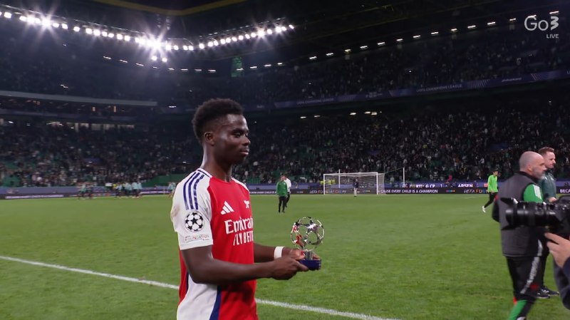 Saka with ucl motm trophy in …