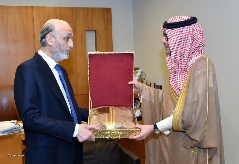 يسجن النظام السعودي العلماء، ويلبس البشت …