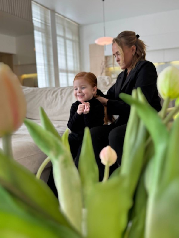 На контрасте: