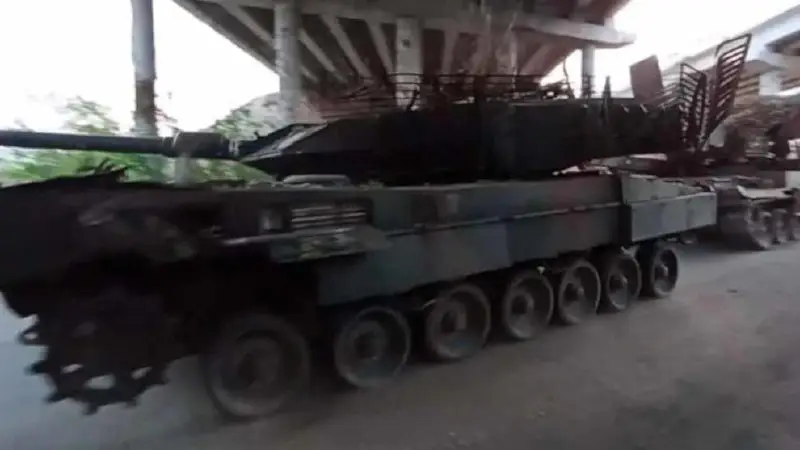 Ein Video zeigt, wie russische Soldaten einen erbeuteten und vollständig erhaltenen Leopard-2A6-Panzer aus deutscher Produktion abschleppen. Wie kann das wertvolle …