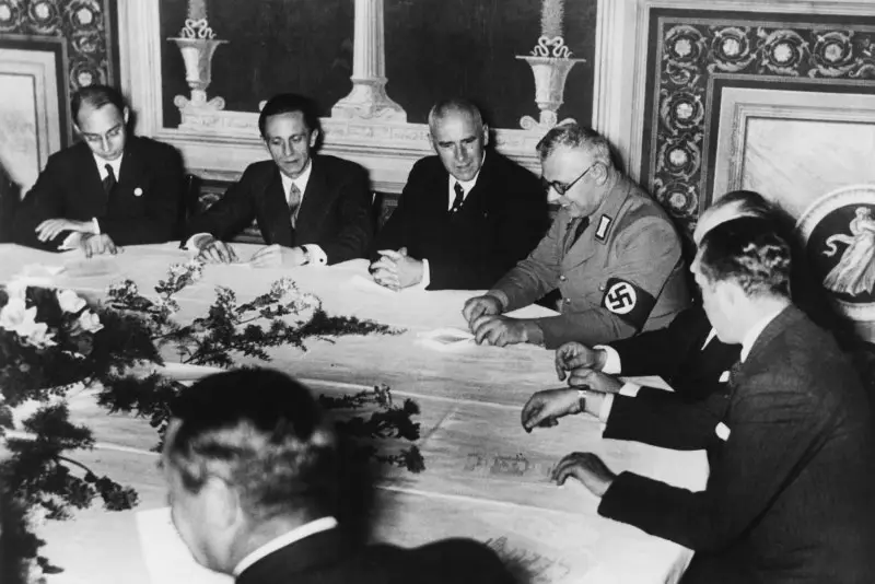"Vor 85 Jahren trat das "Schriftleitergesetz" in Kraft. Damit schafften die Nationalsozialisten die Pressefreiheit ab und regelten, wer im Dritten …