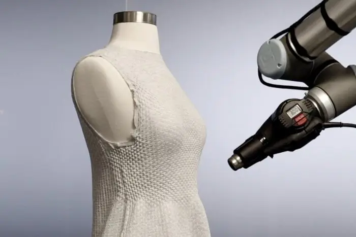 Un robot sarto e tessuti smart per abiti su misura più sostenibili: possibile rimodellare e personalizzare i capi evitando sprechi