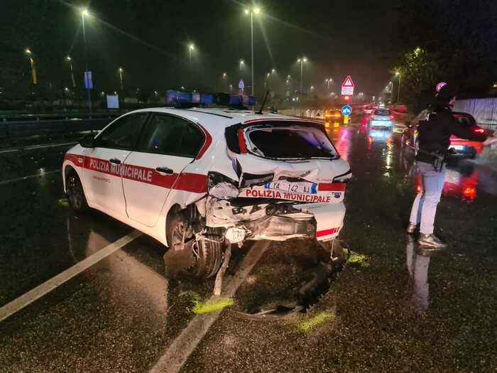 **Sperona auto della polizia municipale di …