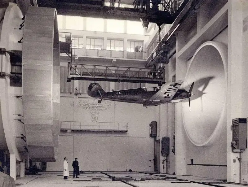 Deutsche Wissenschaftler testen ein Messerschmitt Bf …