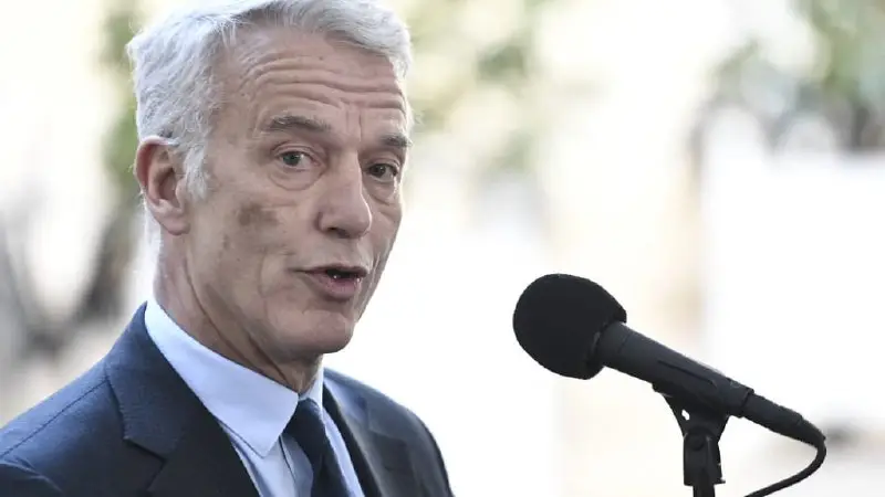 Le nouveau patron du MEDEF estime que les élus politiques français ne sont pas assez bien payés.