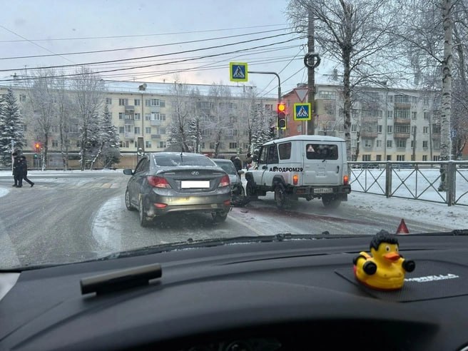 В Архангельске столкнулись автомобили. Место массовой …