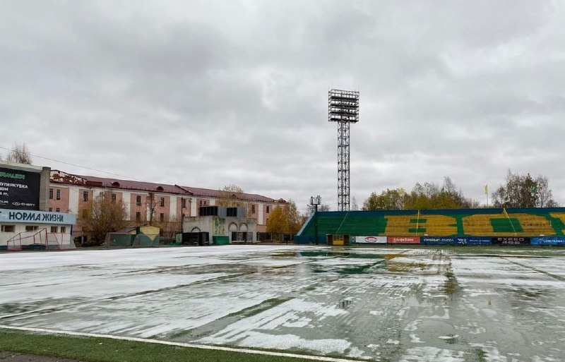 В Архангельске начали заливать большой лёд …