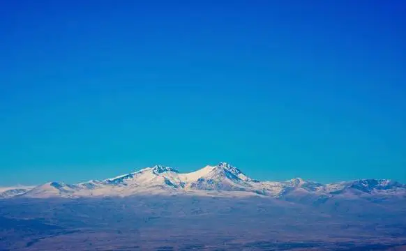 Арага́ц, изолированный горный массив на западе …