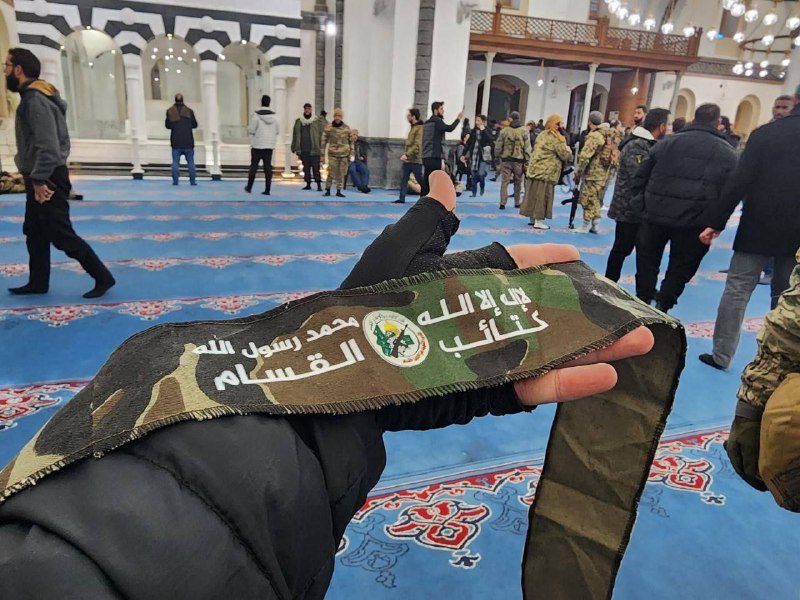 Pengikat kepala Al-Qassam dilihat dalam Masjid …