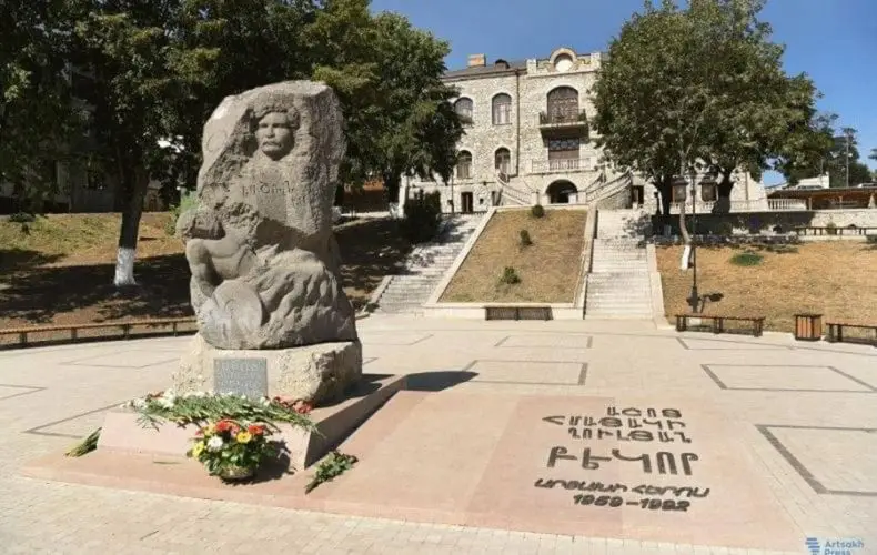 Ադրբեջանցիները Ստեփանակերտում ավերել են Արցախի հերոս Աշոտ Ղուլյանի (Բեկորի) հուշարձանը: