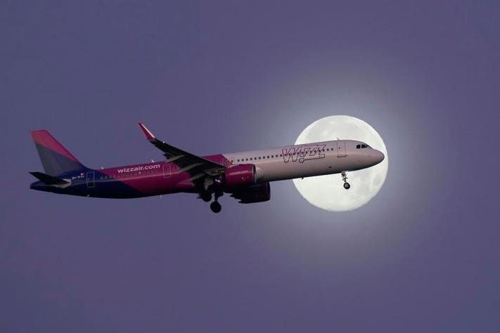 A Wizz Air Airbus A321 approaches …