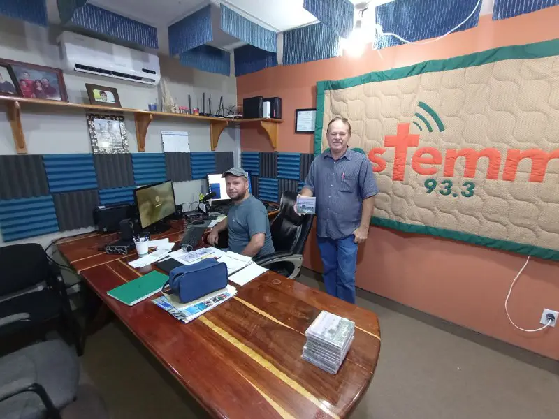 In der Radiostation in Shipyard, Belize.