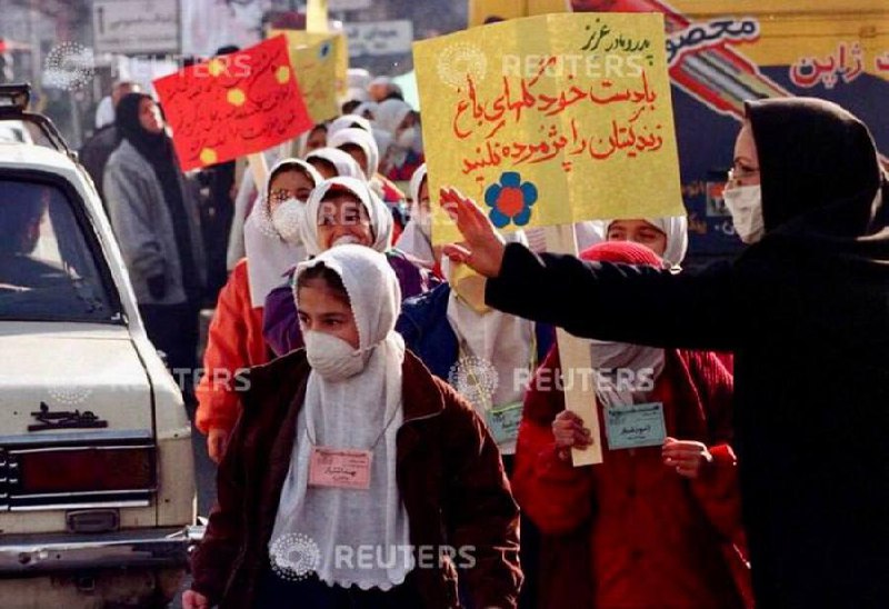 راهپیمایی نمادین دانش‌آموزان دختر در اعتراض …