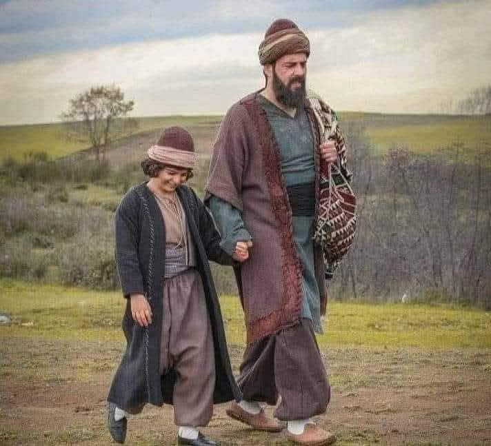 قال حكيم لابنه: يا بني في …