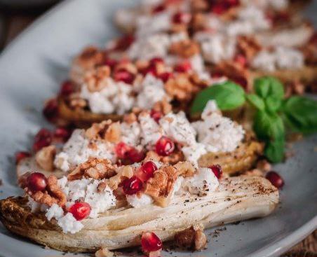 Gebackener Chicoreé mit Ziegenkäse-Granatapfel-Walnus