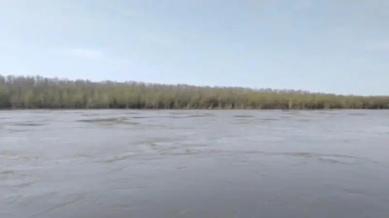 **На Чаганской плотине готовят шандоры к закрытию из-за усилившегося подпора течением Урала**