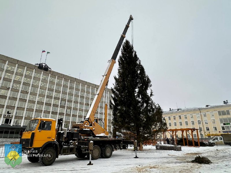 На Стефановской площади началась установка 18-метровой …