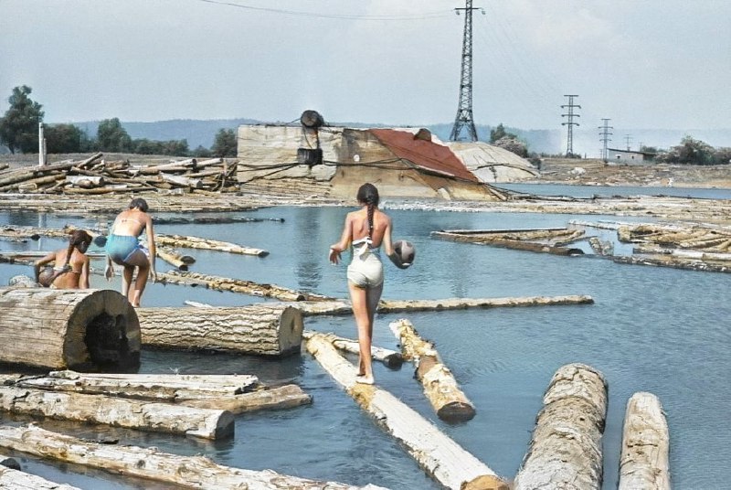 **Купание в запани на реке Мрас-СУ.**