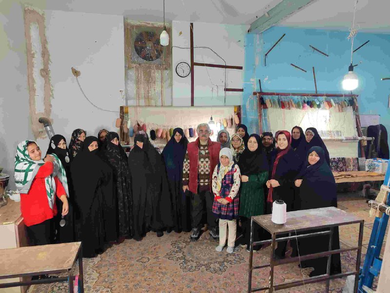 قاب یادگاری با بافندگان کارگاه فرش …