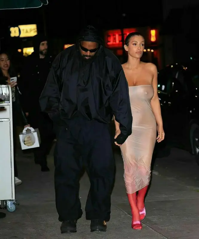 侃爷Kanye West携妻子比安卡Bianca在洛杉矶又穿新衣