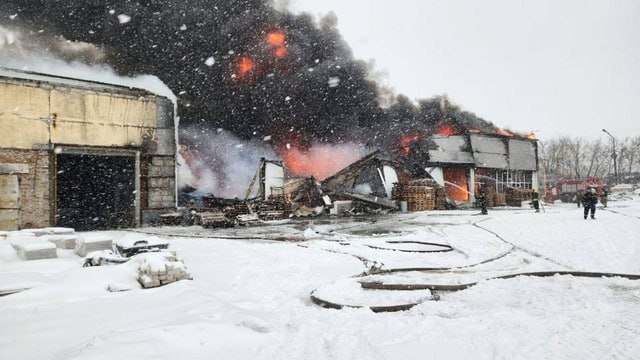 Пожарные в Барнауле ликвидируют возгорание площадью …