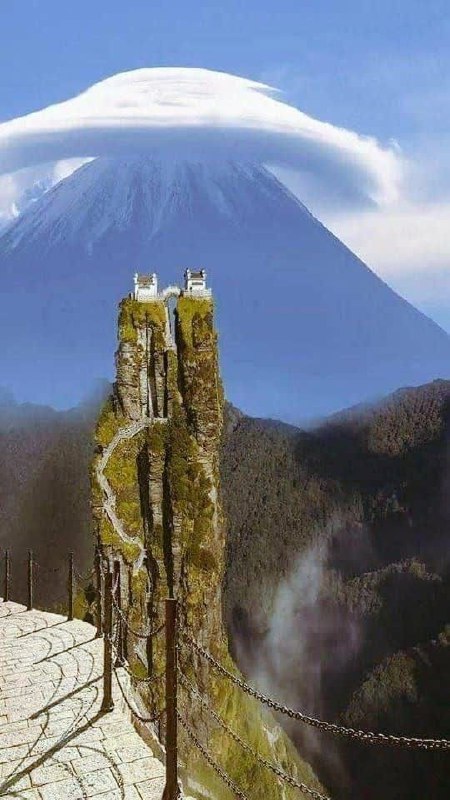 دو تا معبد بودایی بالای کوه …