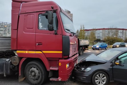 Два легковых и грузовой автомобиль стали …