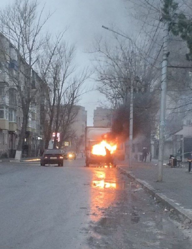 На Энгельса загорелся автомобиль. Подписчики поделились …