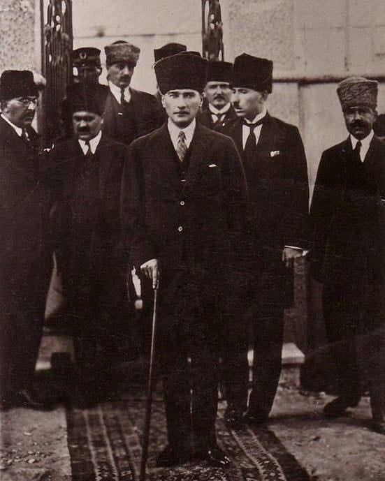 «En mesut Türkler, Atatürk yaşarken ölmüş …