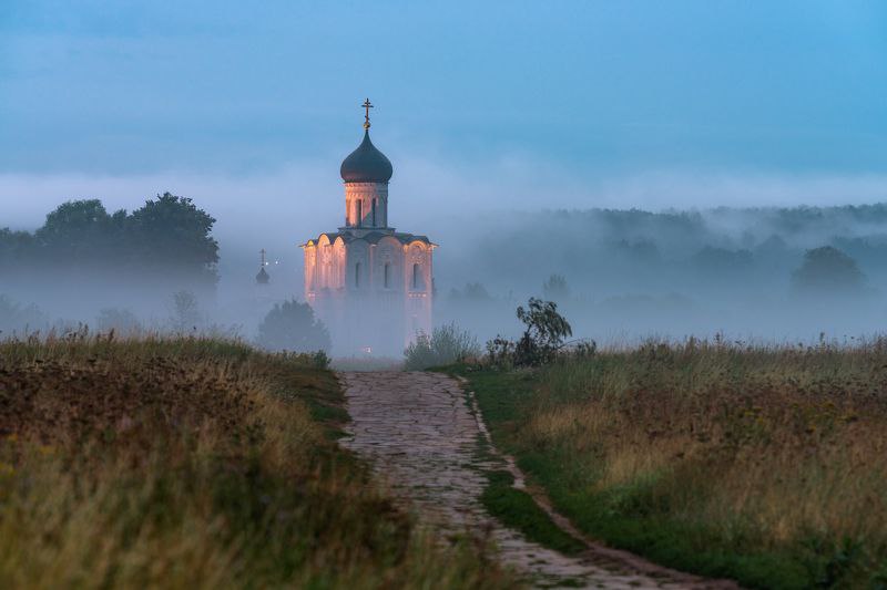 Церковь Покрова на Нерли в тумане. …