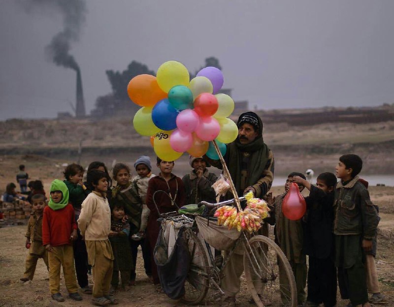 Children and a balloon vendor in …